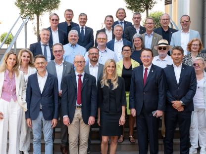 Viele Personen vor Stiegen. (Foto: unibz.it)