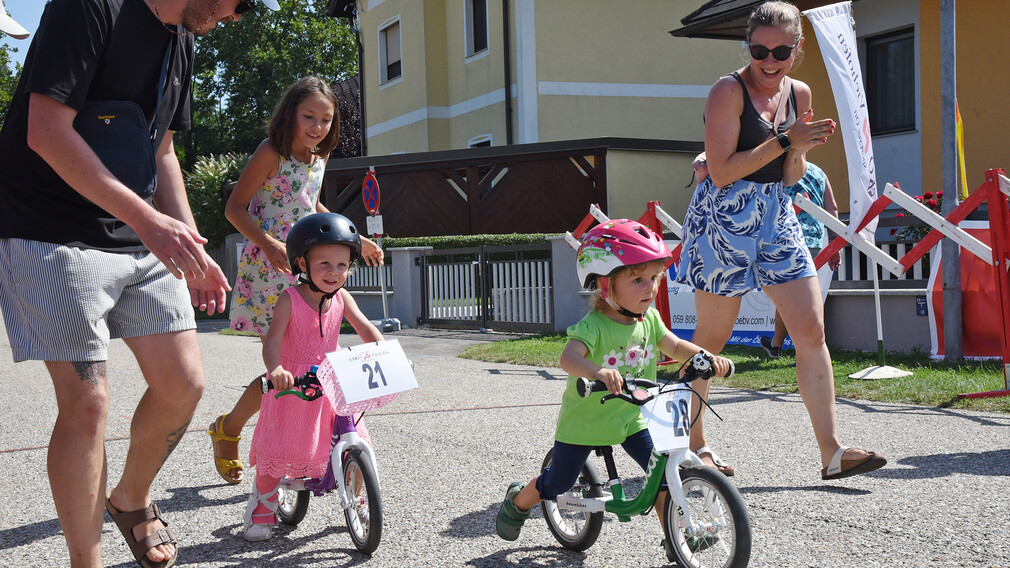 Auf dem Foto sind Erwachsene und Kinder auf Fahrrädern zu sehen. (Foto: Josef Vorlaufer)