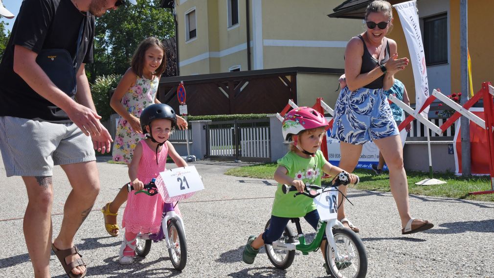 Auf dem Foto sind Erwachsene und Kinder auf Fahrrädern zu sehen. (Foto: Josef Vorlaufer)