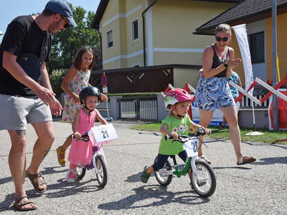 Auf dem Foto sind Erwachsene und Kinder auf Fahrrädern zu sehen. (Foto: Josef Vorlaufer)