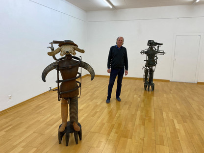 Daniel Spoerri mit zwei seiner Skulpturen im NÖ DOK Zentrum. (Foto: NÖ DOK Zentrum).