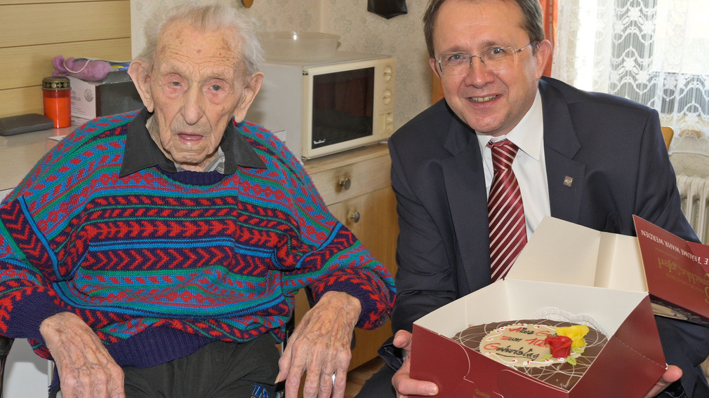 Bürgermeister Mag. Matthias Stadler gratulierte dem 108-jährigen persönlich. Dieser befindet sich zurzeit am Weg der Besserung nach einer gut überstandenen Operation. (Foto: Josef Vorlaufer)