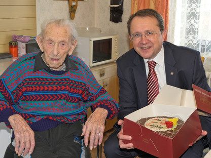 Bürgermeister Mag. Matthias Stadler gratulierte dem 108-jährigen persönlich. Dieser befindet sich zurzeit am Weg der Besserung nach einer gut überstandenen Operation. (Foto: Josef Vorlaufer)