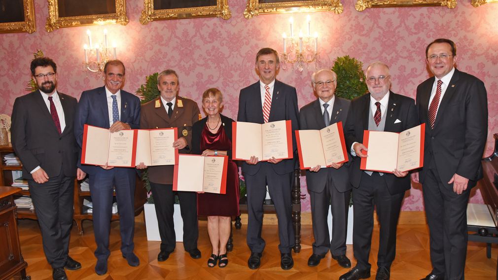 Vizebürgermeister Harald Ludwig, Kurt Ziegleder, Leopold Lenz, Monika Vyslouzil, Hans Peter Schmidtbauer, Josef Belohuby, Josef Wildburger und Bürgermeister Matthias Stadler. (Foto: Josef Vorlaufer)