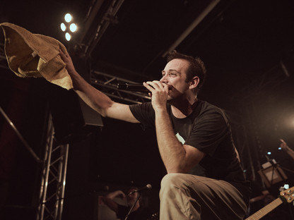 Der Künstler Lukascher auf der Bühne (Foto: Klaus Engelmayer)