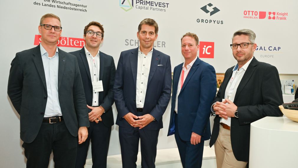 Christoph Schwarz (Bildmitte), Leiter der Magistratsabteilung für Zukunftsentwicklung, Wirtschaft u. Marketing, sowie das Team der Ecoplus auf der Expo Real 2022. (Foto: pia.pink werbung & kommunikation gmbh) 