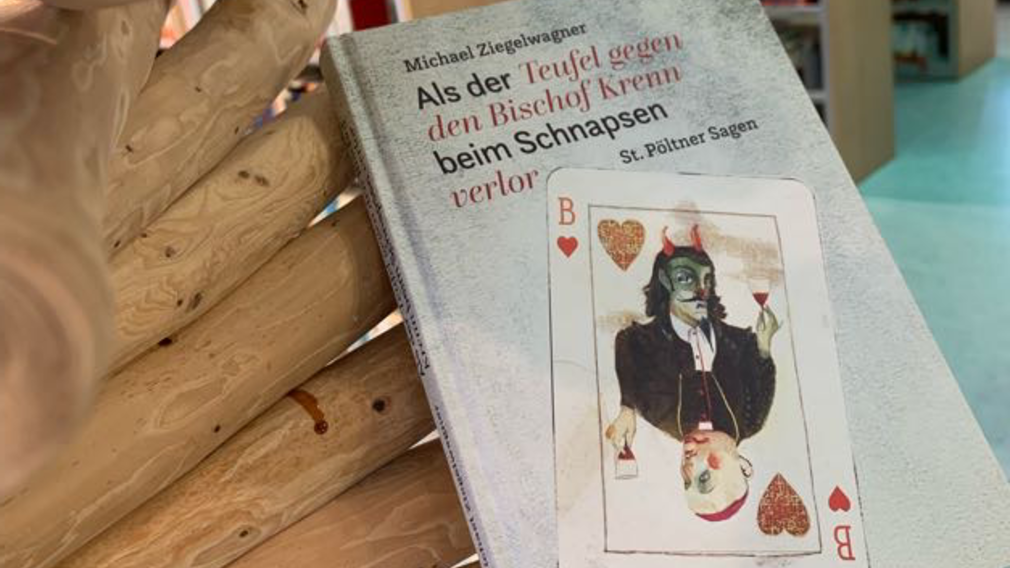 Das Buch „Als der Teufel gegen den Bischof Krenn beim Schnapsen verlor“. (Foto: Rosemarie Merl)