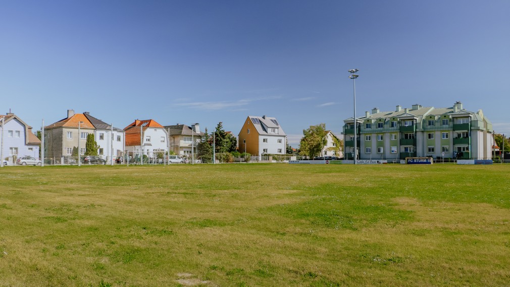 Der ehemalige Sturm 19 Fußballplatz, auf dem ab 2022 ein neuer Park entstehen soll. (Foto: Raumposition | E. Winter)