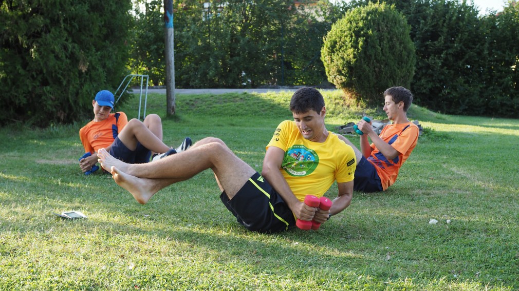 Drei junge Sportler sitzend auf Wiese bei Hanteltraining. (Foto: Haiderer/NÖN)
