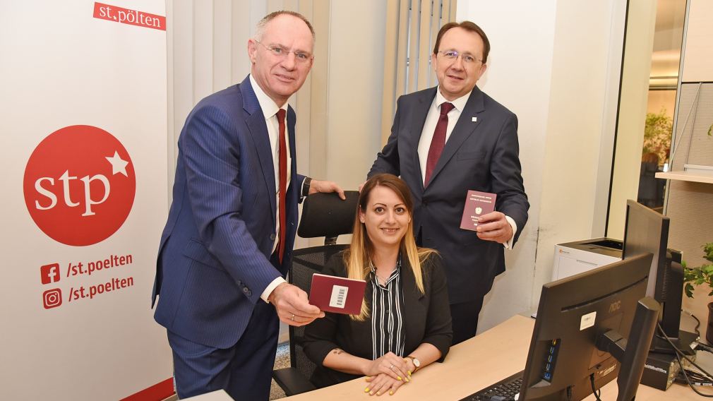 Innenminister Gerhard Karner, Sabrina Hager (Meldeamt) und Bürgermeister Matthias Stadler. (Foto: Josef Vorlaufer)