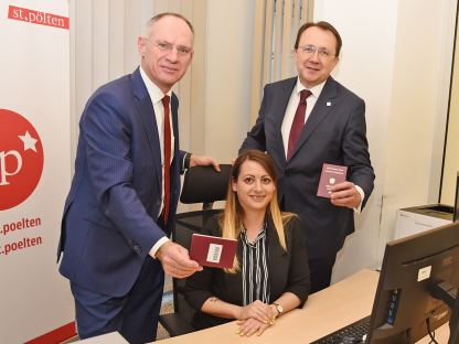 Innenminister Gerhard Karner, Sabrina Hager (Meldeamt) und Bürgermeister Matthias Stadler. (Foto: Josef Vorlaufer)