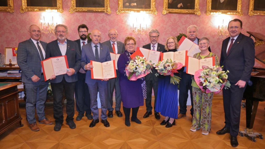 Mit dem Ehrenzeichen der Landeshauotstadt wurden gleich acht herausragende Persönlichkeiten gewürdigt. (Foto: Wolfgang Mayer)