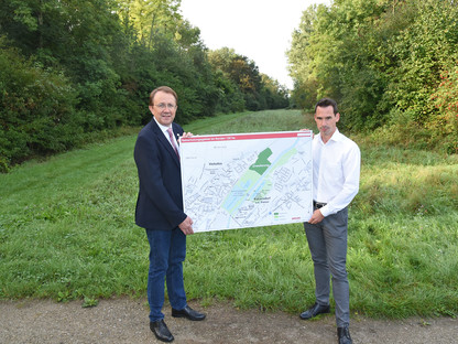 Zwei Personen vor einer Wiese im Grünland nördlich der Viehofner Seen. (Foto: Vorlaufer)