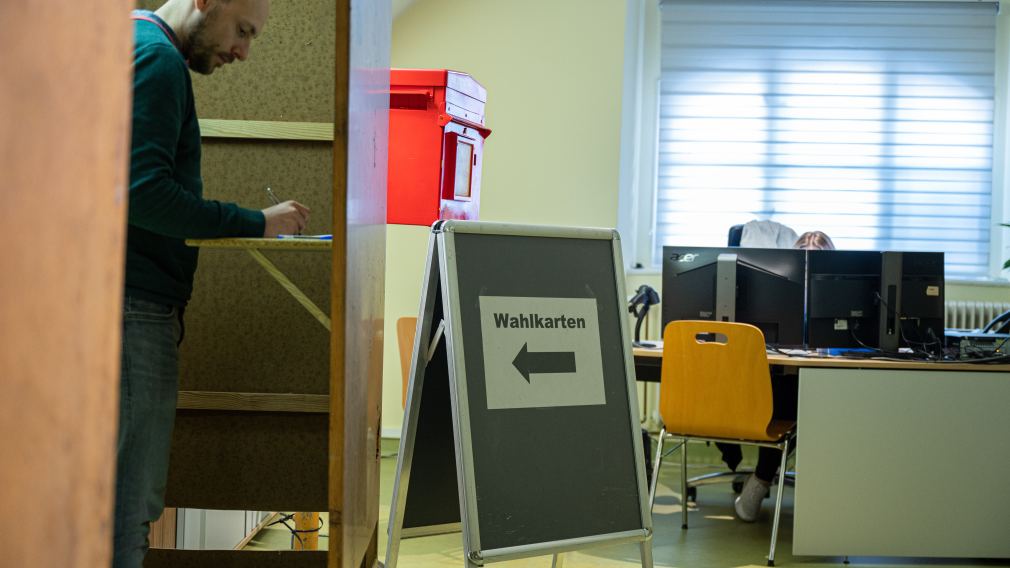 Rathaus-Mitarbeiter im Wahlkarten-Büro. (Foto: Kalteis)