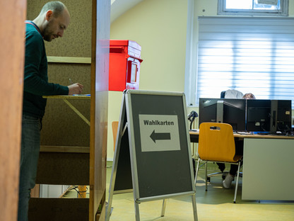 Rathaus-Mitarbeiter im Wahlkarten-Büro. (Foto: Kalteis)