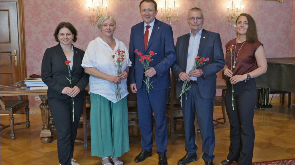 Fünf Personen mit Blumen in der Hand im Bürgermeisterzimmer. (Foto: Mayer)