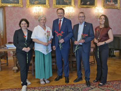 Fünf Personen mit Blumen in der Hand im Bürgermeisterzimmer. (Foto: Mayer)
