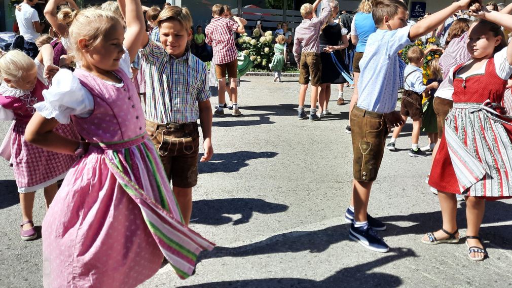 Die Kindervolkstanzgruppe Rabenstein tritt am 25. Juni im Alumnatsgarten auf. (Foto: Cornelia Janker)