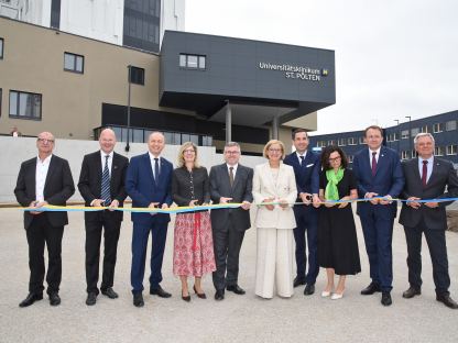 Josef Bichler (Abteilungsleiter Landeshochbau), Franz Laback (GF der Gesundheit Region Mitte), Konrad Kogler (Vorstand NÖ Landesgesundheitsagentur), Karin Pieber (Ärztliche Direktorin am UK St. Pölten), Landesrat Ludwig Schleritzko, Landeshauptfrau Johanna Mikl-Leitner, Bernhard Kadlec (Kaufmännischer Direktor am UK St. Pölten), Michaela Gansch (Pflegedirektorin am UK St. Pölten), Bürgermeister Matthias Stadler und Markus Klamminger (Direktor für Medizin und Pflege/NÖ Landesgesundheitsagentur) eröffneten Haus D am Universitätsklinikum St. Pölten feierlich.