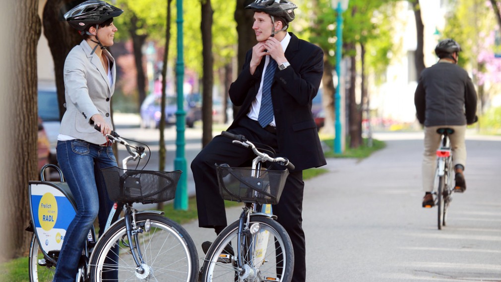Symbolfoto Nextbike: Eine Frau und ein Mann auf Fahrrädern des Nextbike-Fahrradverleih-Systems. (Foto: Weinfranz)