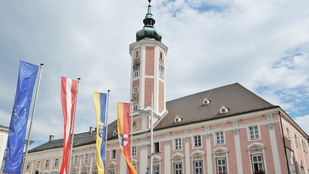 Das St. Pöltner Rathaus mit davor hängenden Fahnen.(Foto: Josef Vorlaufer)