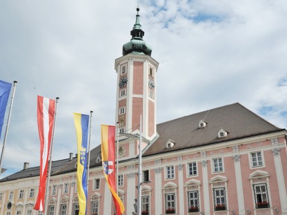 Das St. Pöltner Rathaus mit davor hängenden Fahnen.(Foto: Josef Vorlaufer)