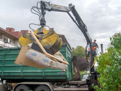 Sperrmüllabholung mit LKW und Baggerschaufel. (Foto: Lukas Kroupa.)