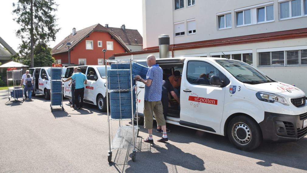 Beladung der Essen auf Rädern-Busse beim Seniorenwohnheim Stadtwald. (Foto: Josef Vorlaufer)