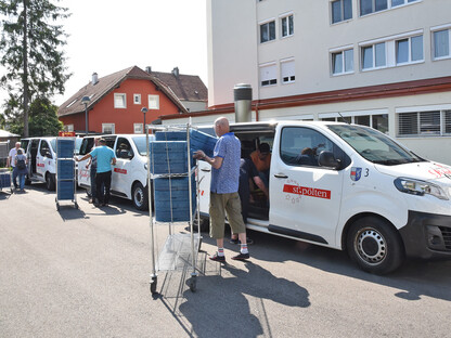 Beladung der Essen auf Rädern-Busse beim Seniorenwohnheim Stadtwald. (Foto: Josef Vorlaufer)