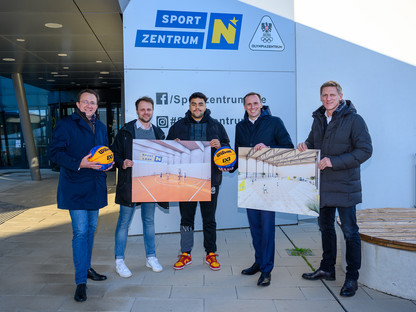 Fünf Personen vor dem Sportzentrum.