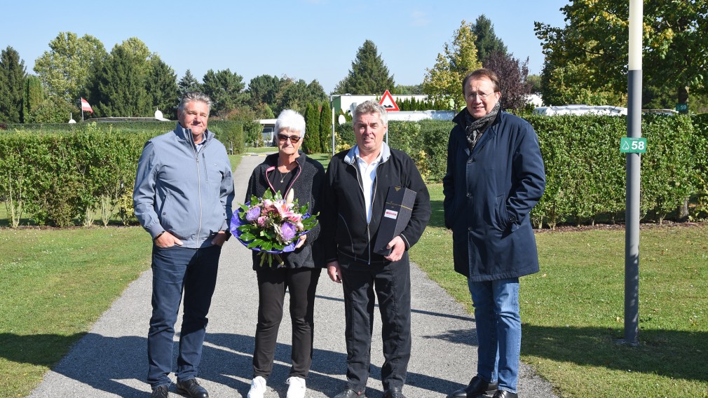 Geschäftsführer Martin Sadler, Inge Rixinger, Helmut Neuhauser und Bürgermeister Matthias Sadler am Campingplatz. (Foto: Josef Vorlaufer)