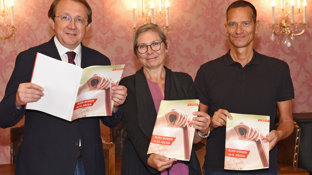 Die städtische Sozialhilfe hat die Broschüre „Älter werden in St. Pölten“ erstellt und vor kurzem dem Bürgermeister präsentiert.(Foto: Josef Vorlaufer)