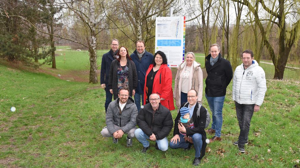 Gruppe vor einer Wege der Sinne-Tafel im Wald. Foto: Josef Vorlaufer