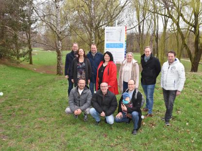 Gruppe vor einer Wege der Sinne-Tafel im Wald. Foto: Josef Vorlaufer