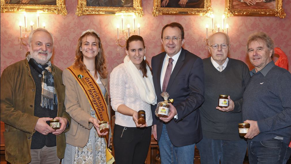 Vertreter:innen des Imkervereins sowie die Honigprinzessin zu Besuch bei Bürgermeister Matthias Stadler. (Foto: Josef Vorlaufer)