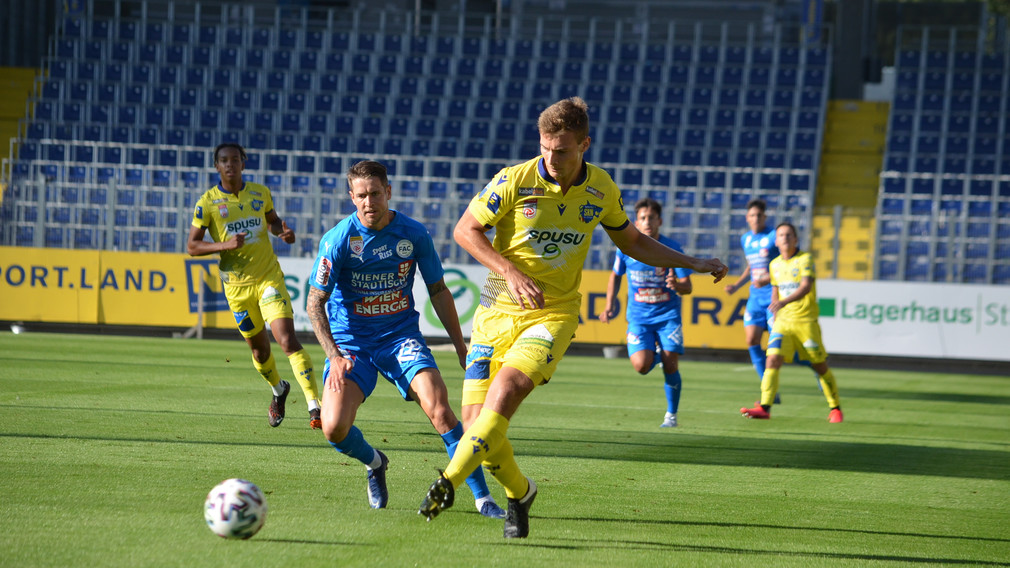 Spieler des SKN St. Pölten am Fußballfeld. (Foto: Günter Mühlbacher)