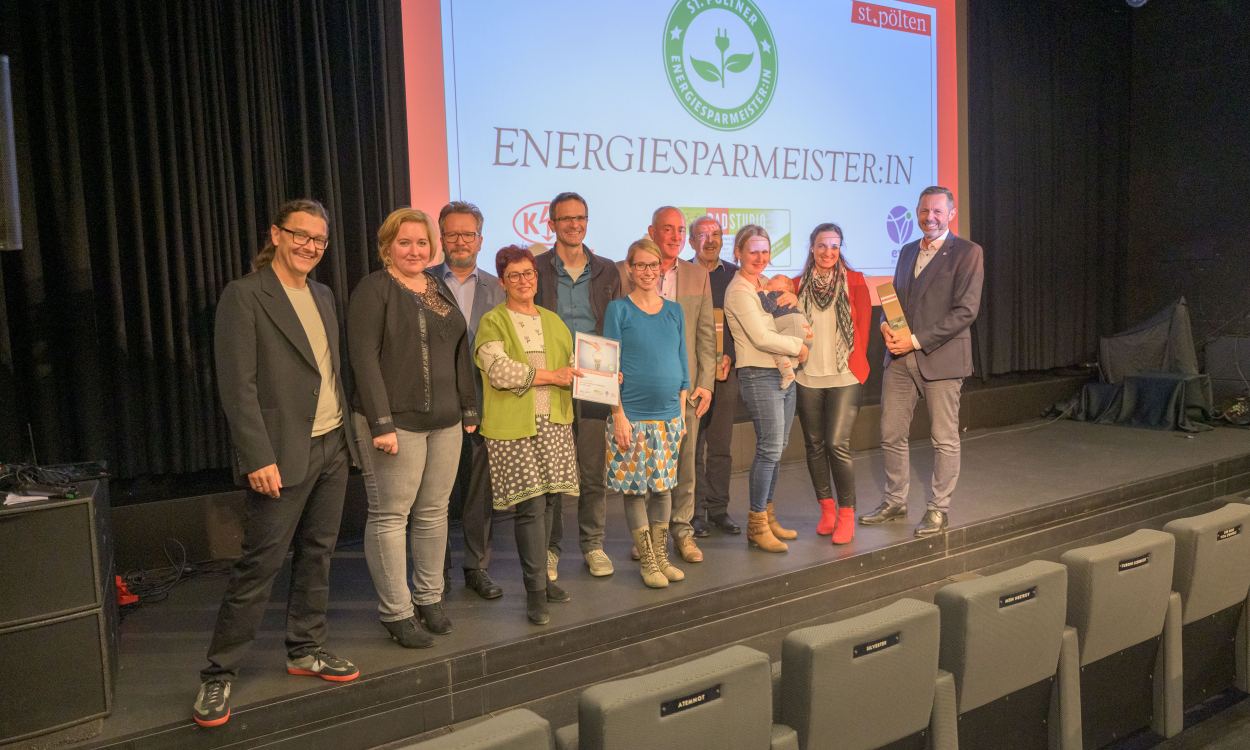 Ein Gruppenbild mit den OrganisatorInnen und den TeilnehmerInnen des Energiesparmeisters 2022
