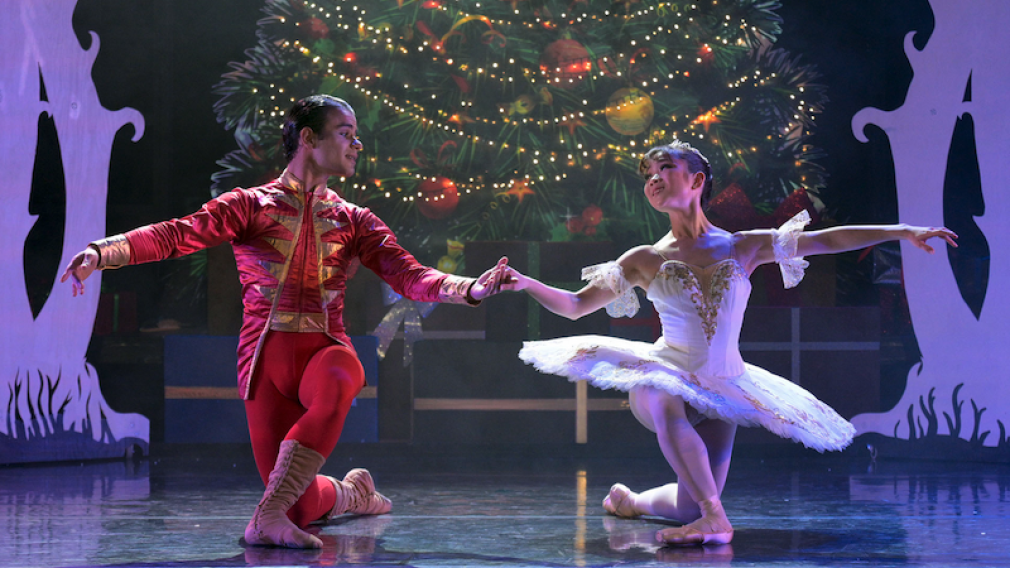 Ballettänzer und Ballerina auf der Bühne (Foto: Europaballett St. Pölten e.V.)