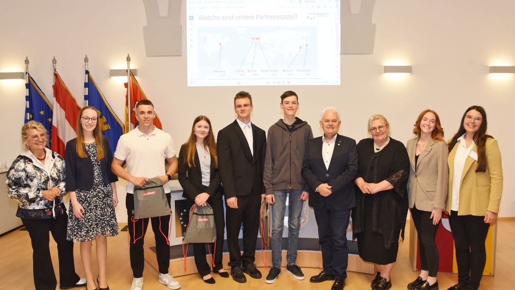 Gabi Bajalan und Edwin Flatschart vom Partnerstädtekomitee sowie Gemeinderätin Birgit Becker, Celina Zeiner von der Sparkasse und Stefanie Daxbeck von den Internationalen Kontakten der Stadt gratulierten den Gewinnerinnen und Gewinnern  Lucie Bryna, Pirmin Rauscher, Sophie Messinger,  Heorhii Shoilytsia und Lukas Altenriederer. (Foto: Vorlaufer)