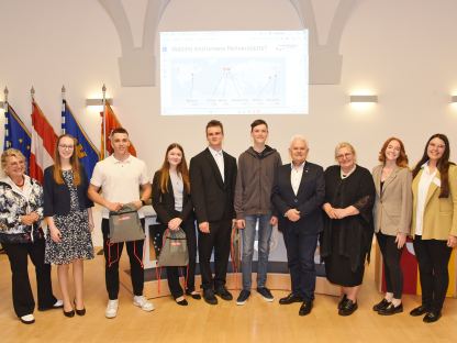 Gabi Bajalan und Edwin Flatschart vom Partnerstädtekomitee sowie Gemeinderätin Birgit Becker, Celina Zeiner von der Sparkasse und Stefanie Daxbeck von den Internationalen Kontakten der Stadt gratulierten den Gewinnerinnen und Gewinnern  Lucie Bryna, Pirmin Rauscher, Sophie Messinger,  Heorhii Shoilytsia und Lukas Altenriederer. (Foto: Vorlaufer)