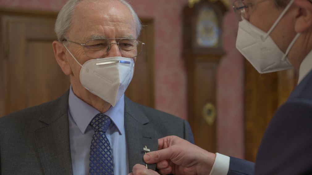 Bürgermeister Stadler steckt die Radhausnadel an Herrn Rottenschlagers Jackett.