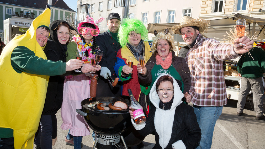Buntes Markttreiben am Faschingssamstag am Dom- und Herrenplatz. (Foto: Werner Jäger)