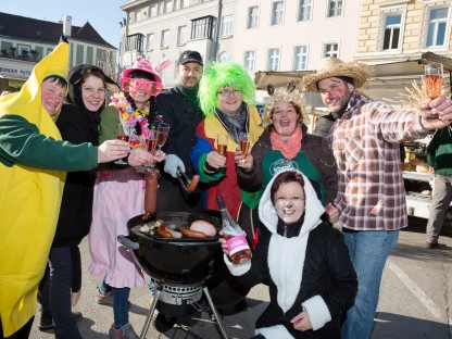 Buntes Markttreiben am Faschingssamstag am Dom- und Herrenplatz. (Foto: Werner Jäger)