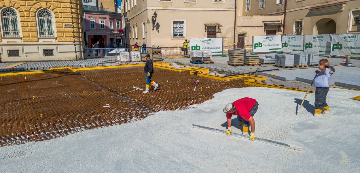 Betonierarbeiten am Domplatz
