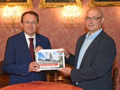 Bürgermeister Matthias Stadler und Finanzdirektor Thomas Wolfsberger präsentieren den positiven Rechnungsabschluss der Stadt. (Foto: Josef Vorlaufer)