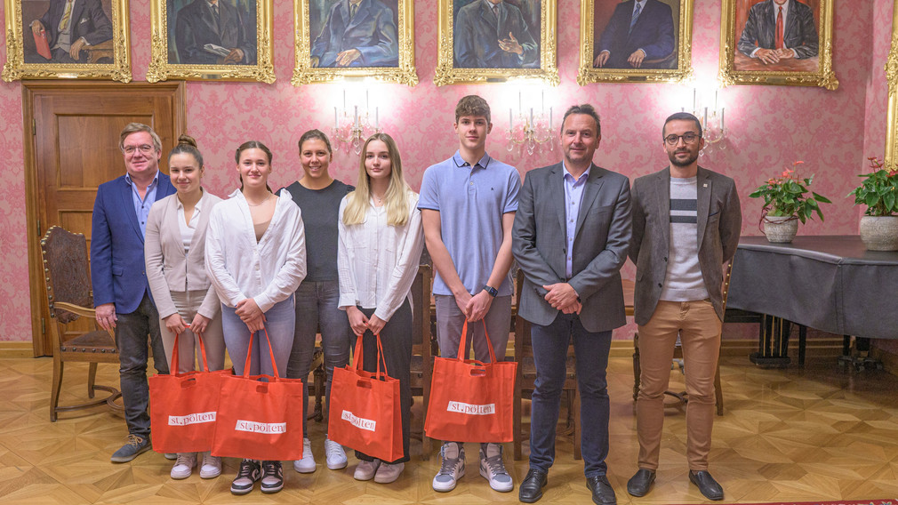 Sportstadtrat Heinz Hauptmann, Lorena Schweda, Patricia Schneider, ESV-Trainerin Nina Schwarz, Emilia Schifflhuber, Lucas Pavlansky, ESV-Obmann Rainer Kastner und Sportreferent Florian Gleiss (von links nach rechts). Foto: Kalteis