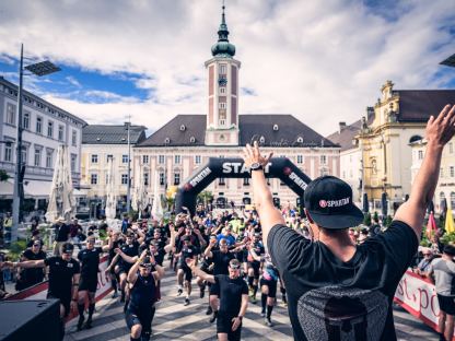 Bild von Fitnesseinheit am Rathausplatz. (Foto: Spartan Race)