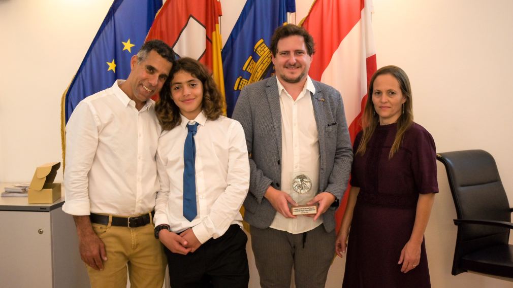 Präsentation der Torarolle im Gemeinderatssaal: Vater Alon, Sheizaf und Großvater Azri Carney. (Foto: Familie Carney)