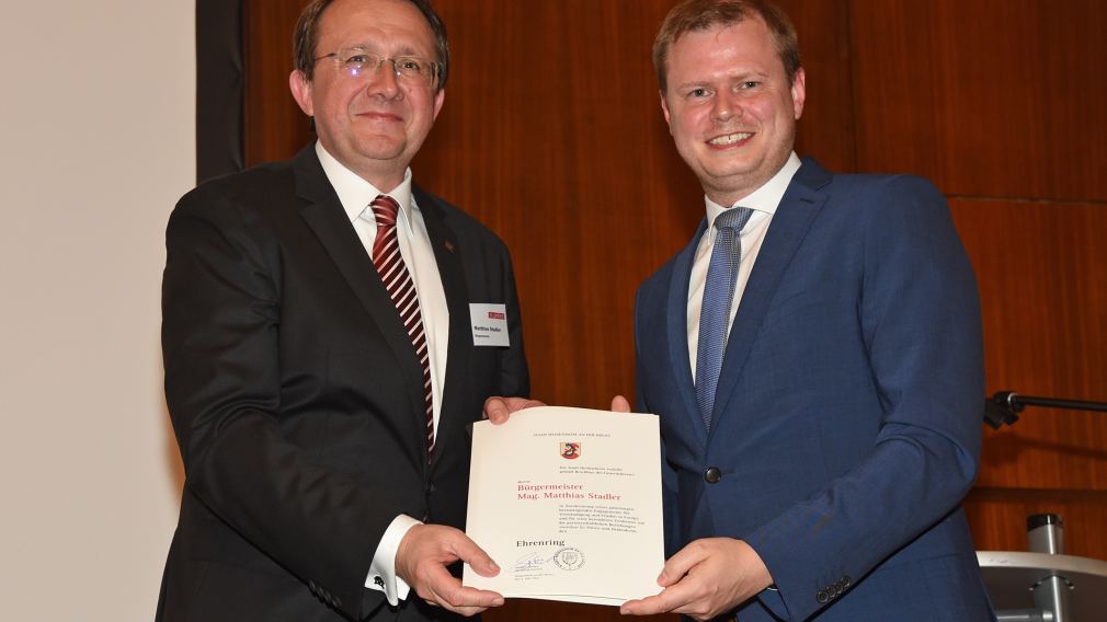 Bürgermeister Matthias Stadler und Oberbürgermeister Michael Salomo bei der Verleihung des Ehrenringes. (Foto: Josef Vorlaufer)