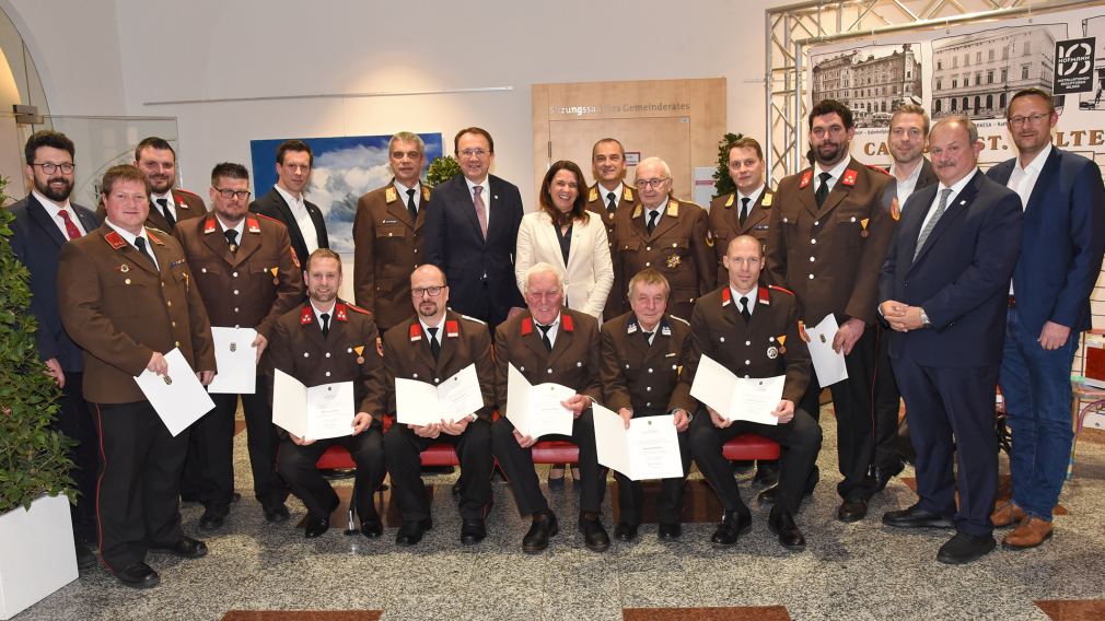 Gruppenfoto der Geehrten für ihre 50-, 60- und 70-jährige Mitgliedschaft und Vertreter:innen von Stadt und Land. (Foto: Josef Vorlaufer) 